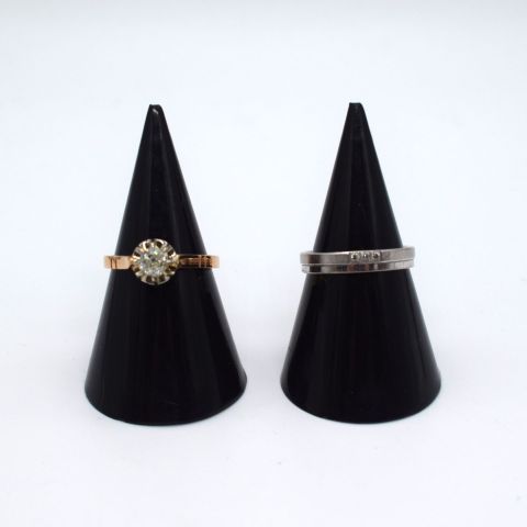 Bague en or jaune avec diamant solitaire et bague en or blanc avec brillants