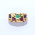 Bague en or 18ct sertie de rubis, saphirs, émeraudes et brillants. Taille 53
