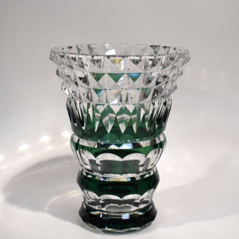 Vase en cristal faceté incolore et coloré de 27 cm de hauteur de Val Saint Lambert