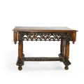 Table néogothique en chêne sculpté du XIXe siècle avec éléments anciens intégrés