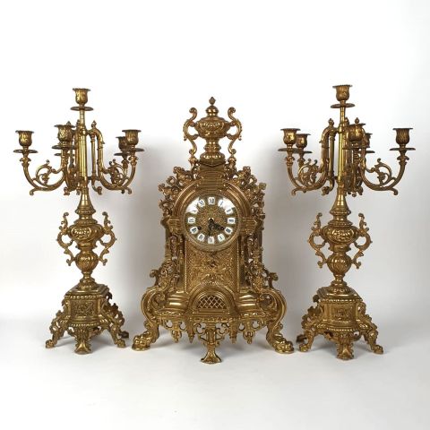 Garniture de cheminée en laiton doré de style Régence, pendule et candelabres