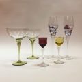 Paire de coupes à champagne et verres assortis en verre coloré et émaillé