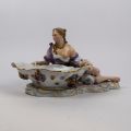 Porcelaine MEISSEN : Femme allongée tenant coupe, décor floral, accident mineur