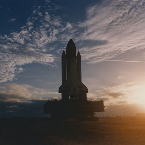 Lever de soleil artistique sur la navette spatiale Discovery, mission STS-82
