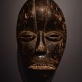 Masque africain à patine sombre : Nigéria, H. 30CM, patine noire et profonde