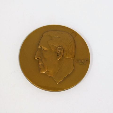 Médaille commémorative en bronze de Pierre Werner, profil dessiné par Nina et Julien Lefèvre