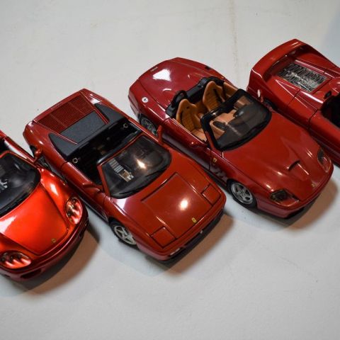 Ensemble de 4 voitures réduites en métal 1/18 FERRARI