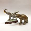 Réunion de deux éléphants en porcelaine, hauteurs 15,5 et 18 cm