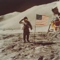 Mission Apollo 15 : Salut au drapeau américain devant le mont Hadley Delta