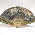 Eventail Louis XV en papier peint et monture en ivoire sertie de nacre