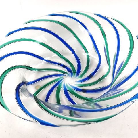 Grande coupe Murano par Seguso avec filets bleus et verts, signée