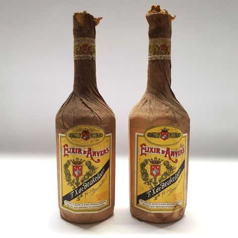 Deux bouteilles d'Elixir d'Anvers des années 50 en vente aux enchères