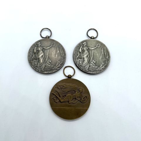 Ensemble de 3 médailles sur la bière, métal argenté et bronzé