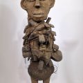 Impressionnante statue Vodou du Bénin en bois, fer et textiles, 78cm