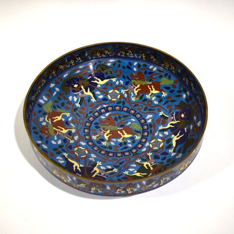 Splendide plat circulaire en émaux cloisonnés, diamètre de 39 cm, rare et précieux
