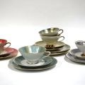 Service à thé complet en porcelaine : tasses et assiettes de marques variées