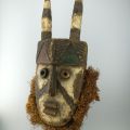 Masque de cérémonie congolais en bois et kaolin, hauteur 56 cm