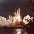 Spektakulärer Panoramablick auf den Start eines Space Shuttles in der Morgendämmerung (Nasa, ca. 1980)