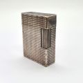 Briquet en argent des années 70, décoré de stries horizontales, mécanisme fonctionnel