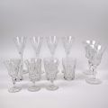 Ensemble en cristal : verres à pied, flûtes et verre à orangeade
