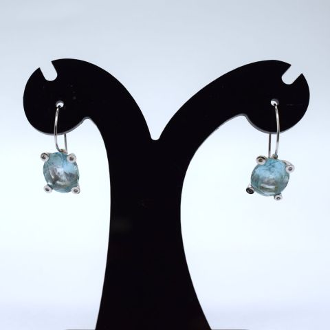 Paire de boucles d'oreilles en or blanc 18ct avec spinelles ovales bleues