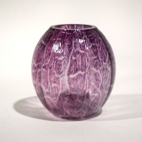 Ensemble de deux vases en verre : violet et incolore avec encolure bleu