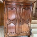 Armoire en noyer sculptée, Fin XVIIIe siècle, élégante et en excellent état