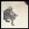 Bruce McCandless trainiert mit der NASA für einen Außenbordeinsatz (EVA)