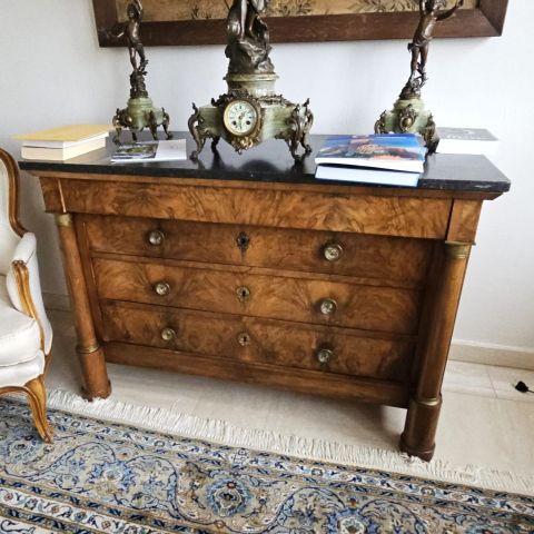 Commode Empire en noyer, 4 tiroirs, marbre noir et éléments en bronze, XIXe siècle