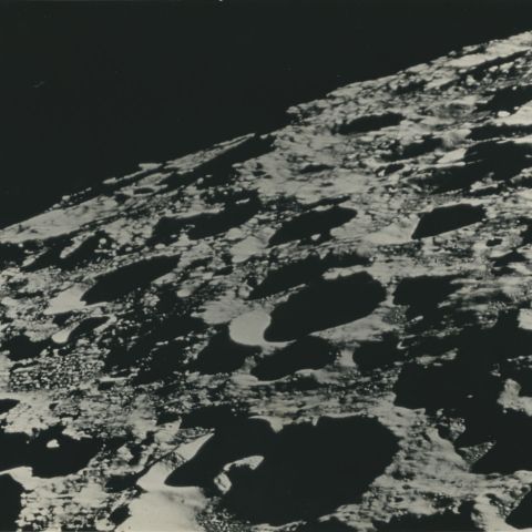 Superbe tirage argentique de la face cachée de la Lune, mission Apollo