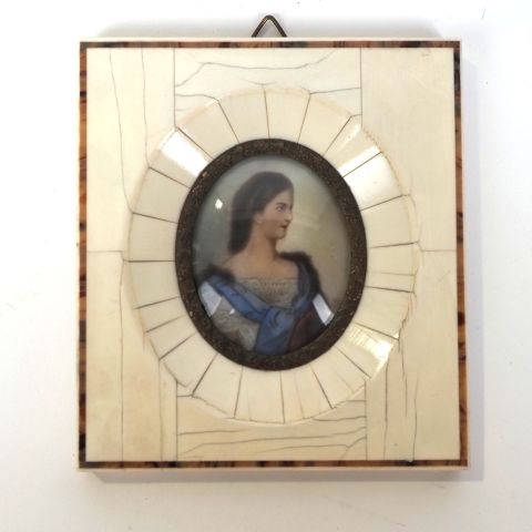 Miniature sur os de Sissi, dimensions 4,5 x 3,5 cm, œuvre délicate
