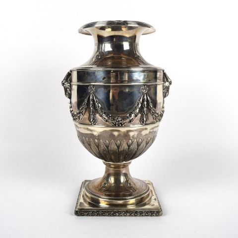 Vase en argent ciselé, décor floraux et têtes de boucs, poids 1301g