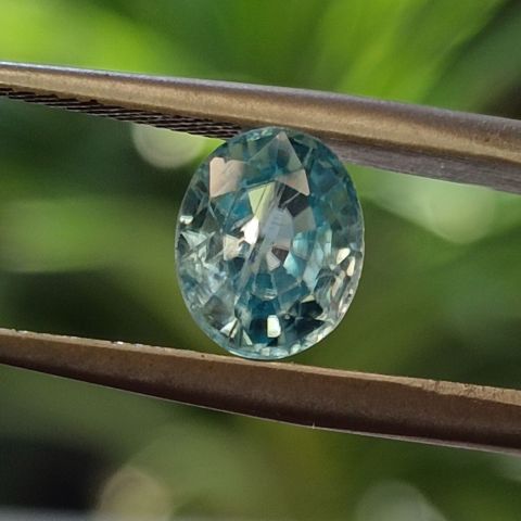 Zircon naturel bleu 2.22 ct provenance Cambodge avec certificat GFCO (Suisse)