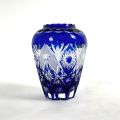 Vase en cristal de Bohême richement taillé, bleu, XXe siècle