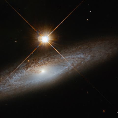 (NASA. GRAND FORMAT. TELESCOPE HUBBLE) Une étoile brillante au premier plan de la galaxie du Lynx