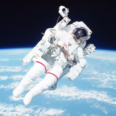 L'exploit historique de la navette spatiale Challenger : Homme libre dans l'espace sans attache