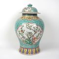 Potiche en porcelaine chinoise "Famille Rose" avec motifs d'oiseaux, XXe siècle