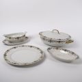 Service en porcelaine Bernardaud de 63 pièces, décor guirlandes et rinceaux
