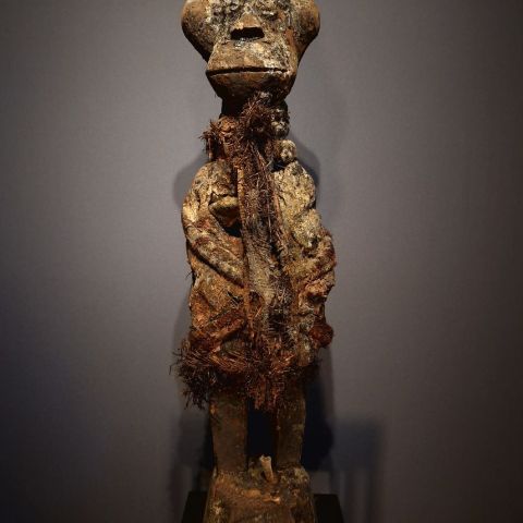 Statuette Vaudou africaine en bois et fer avec patine sacrificielle