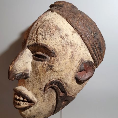 Masque Igbo remarquable : Caractère fort, nez proéminent et scarifications distinctives