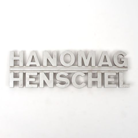 Badge "Hanomag Henschel" en aluminium pour capot de F46, années 1969-1979
