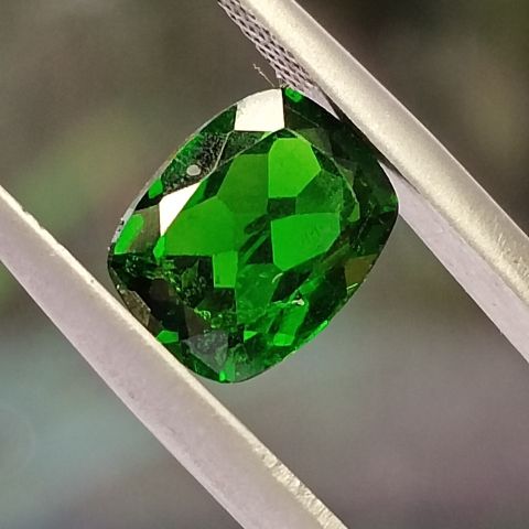 Superbe diopside chrome naturel de Russie - 1,96 carats, vert vif et non traité