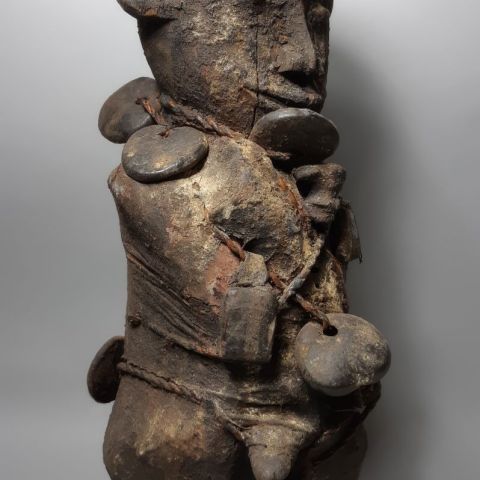 Statuette Vaudou d'Afrique, riche patine sacrificielle, os et matériaux rituels