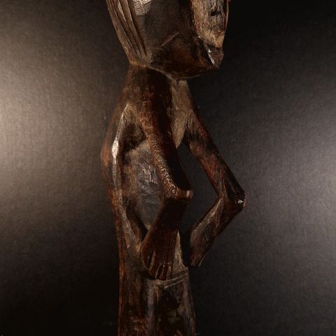 Statuette Mbolé anthropomorphique du Congo avec orifices de maintien de civière