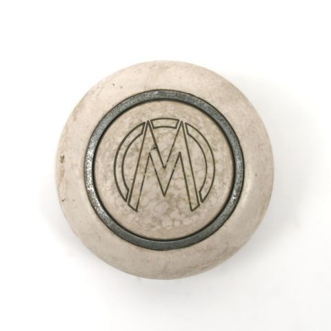 Centre de volant "M" en plastique blanc, années 1950, à nettoyer, 10 cm