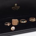 Lot d'or 18ct : chevalière, alliances, bagues serties, médaillon, 43,55g