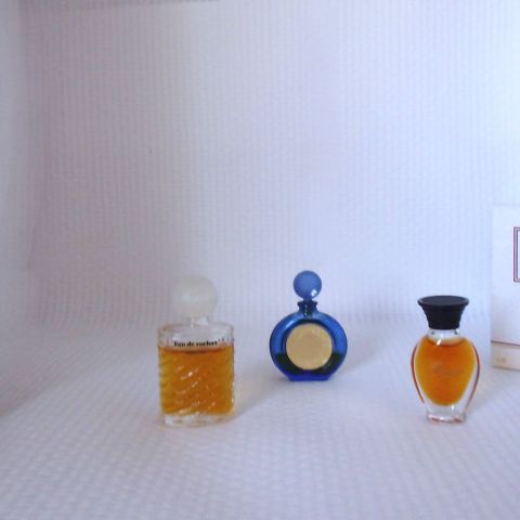 Réunion de six flacons miniatures de parfum Rochas en très bon état