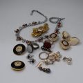 Lot de Bijoux Fantaisie : Boucles d'oreilles, broches et bien plus encore!