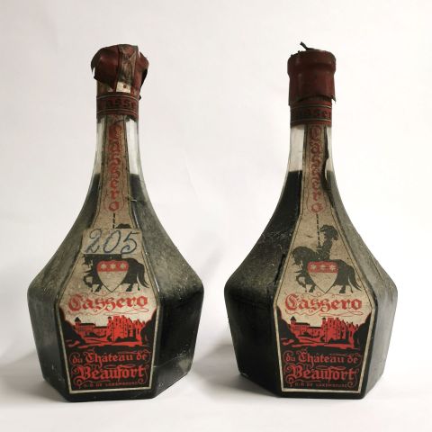 Lot rare : 2 bouteilles de cassis du Château de Beaufort, éditions des années 60/70