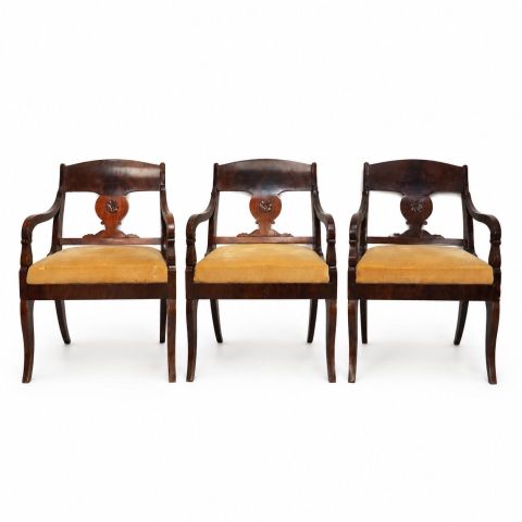 Trois fauteuils de style Empire en acajou avec motifs sculptés, travail anglais